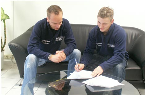 Motopark Academy’s teamchef Timo Rumpfkeil og Johan underskriver samarbejdsaftalen for 2008.